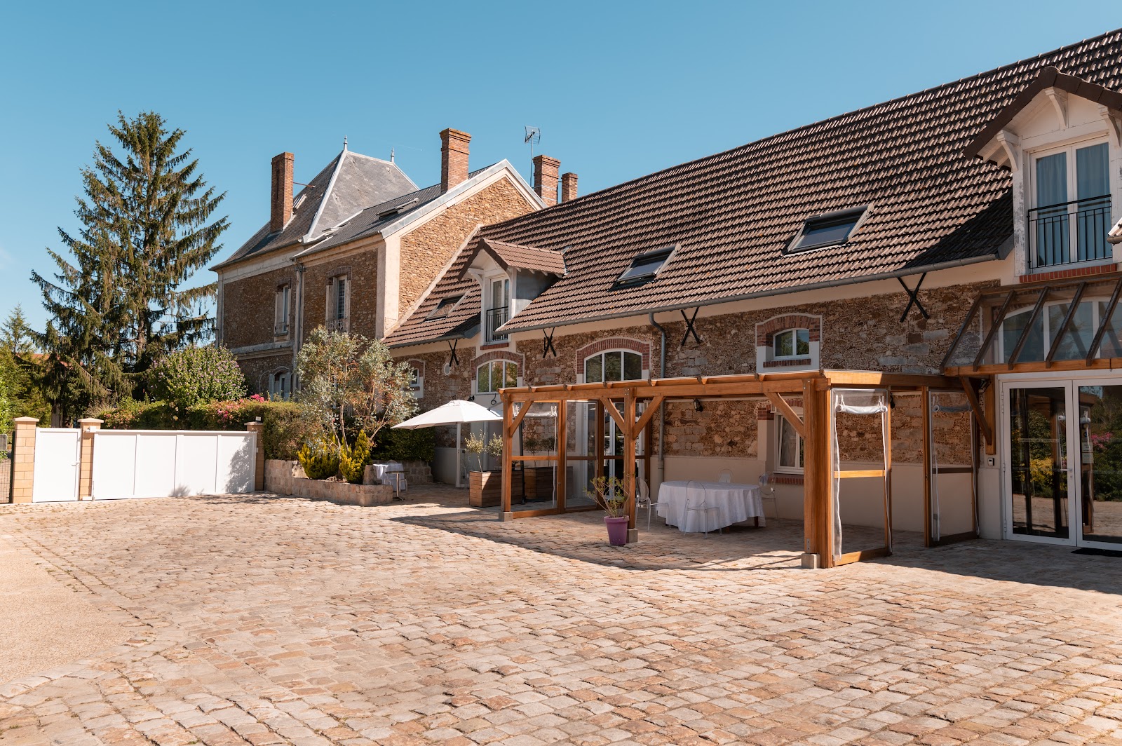 THE FARM AUXONNETTES