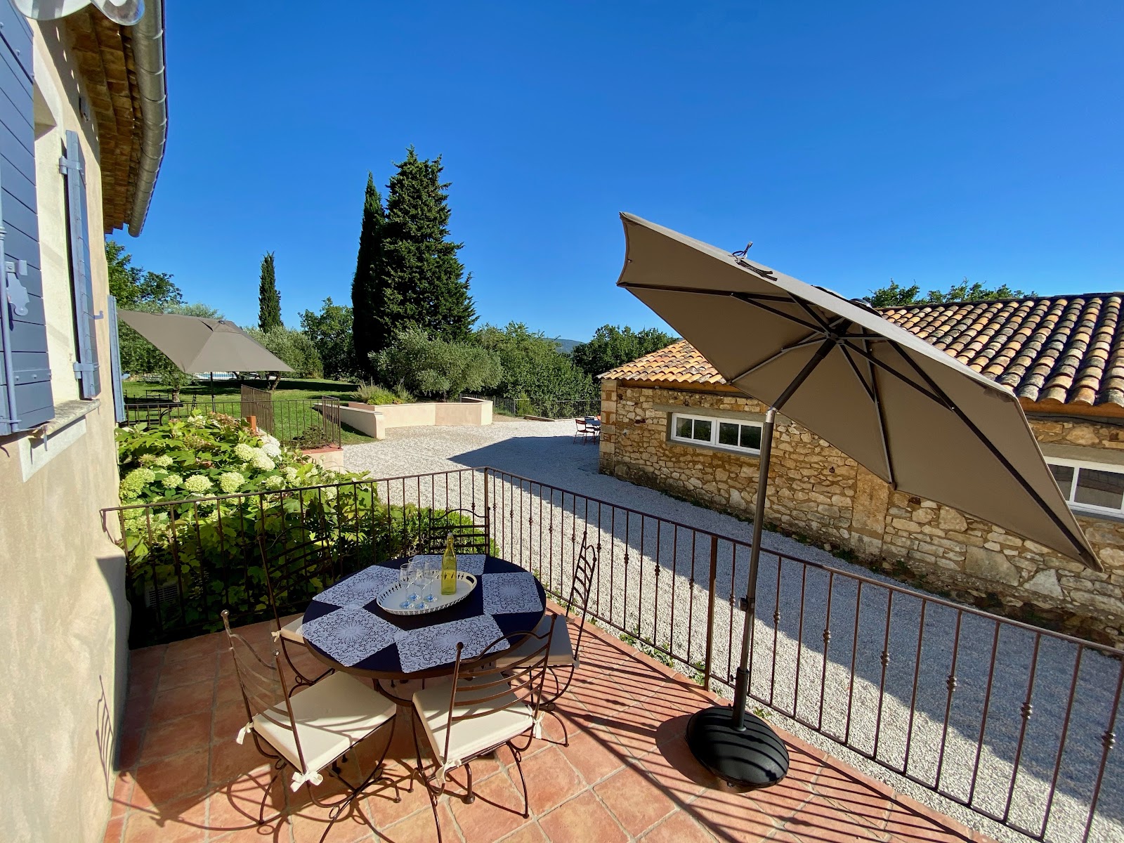Domaine Perréal, Chambres, Gîtes, Caveau dégustation, Restaurant